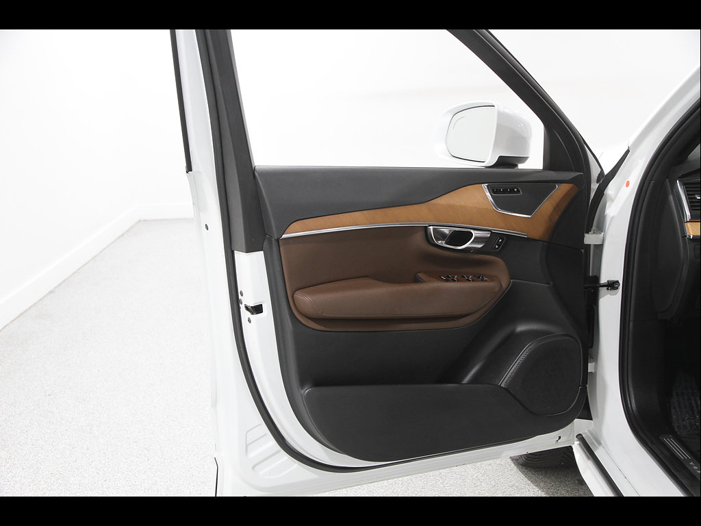 Used 2022 Volvo XC90 T6 Momentum w/ Climate Package AWD/4WD image 4