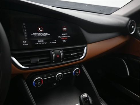 Used 2019 Alfa Romeo Giulia image 11
