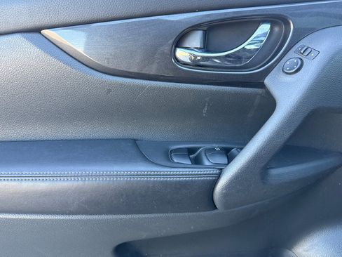 Used 2017 Nissan Rogue SV AWD/4WD image 11