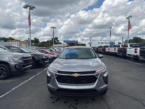 Used 2024 Chevrolet Trax LS w/ LS Convenience Package FWD image 2