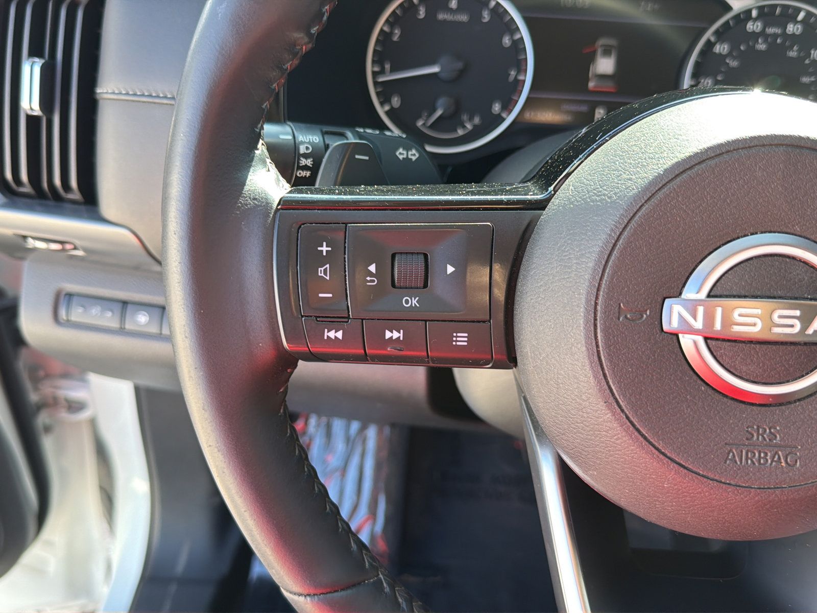 Used 2023 Nissan Pathfinder SL w/ Black Appearance Package FWD image 17