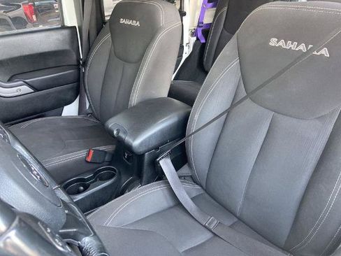 Used 2018 Jeep Wrangler Unlimited Sahara w/ Connectivity Group AWD/4WD image 12