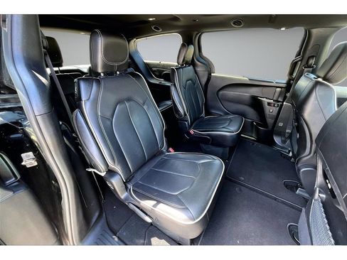 Certified 2025 Chrysler Pacifica Limited FWD image 42