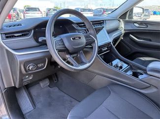 Used 2024 Jeep Grand Cherokee Laredo video 2