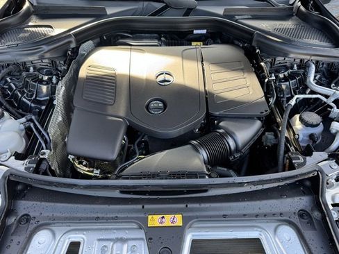 Used 2025 Mercedes-Benz GLC 300 4MATIC image 10