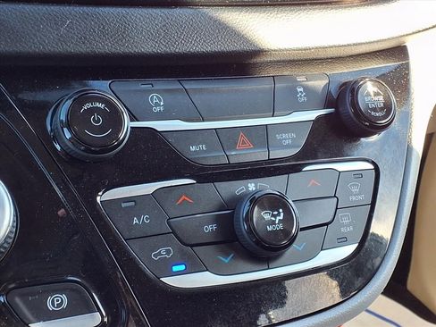 Used 2023 Chrysler Voyager LX image 13