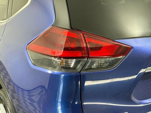 Used 2018 Nissan Rogue SV image 36