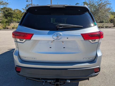 Used 2017 Toyota Highlander SE image 7