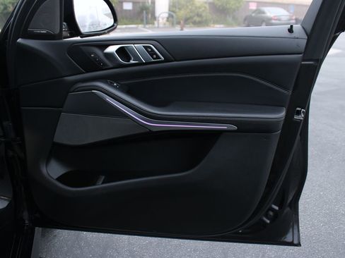 Used 2020 BMW X5 M50i w/ Premium Package image 45