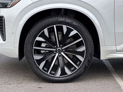 Certified 2025 Volvo XC90 B6 Plus image 29