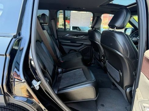Used 2023 Jeep Grand Cherokee Altitude AWD/4WD image 20