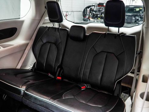 Used 2023 Chrysler Pacifica Limited FWD image 38