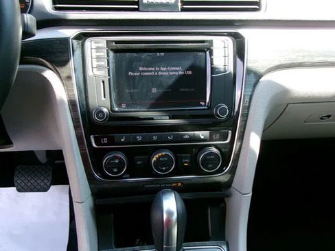 Used 2018 Volkswagen Passat 2.0T SE FWD image 16