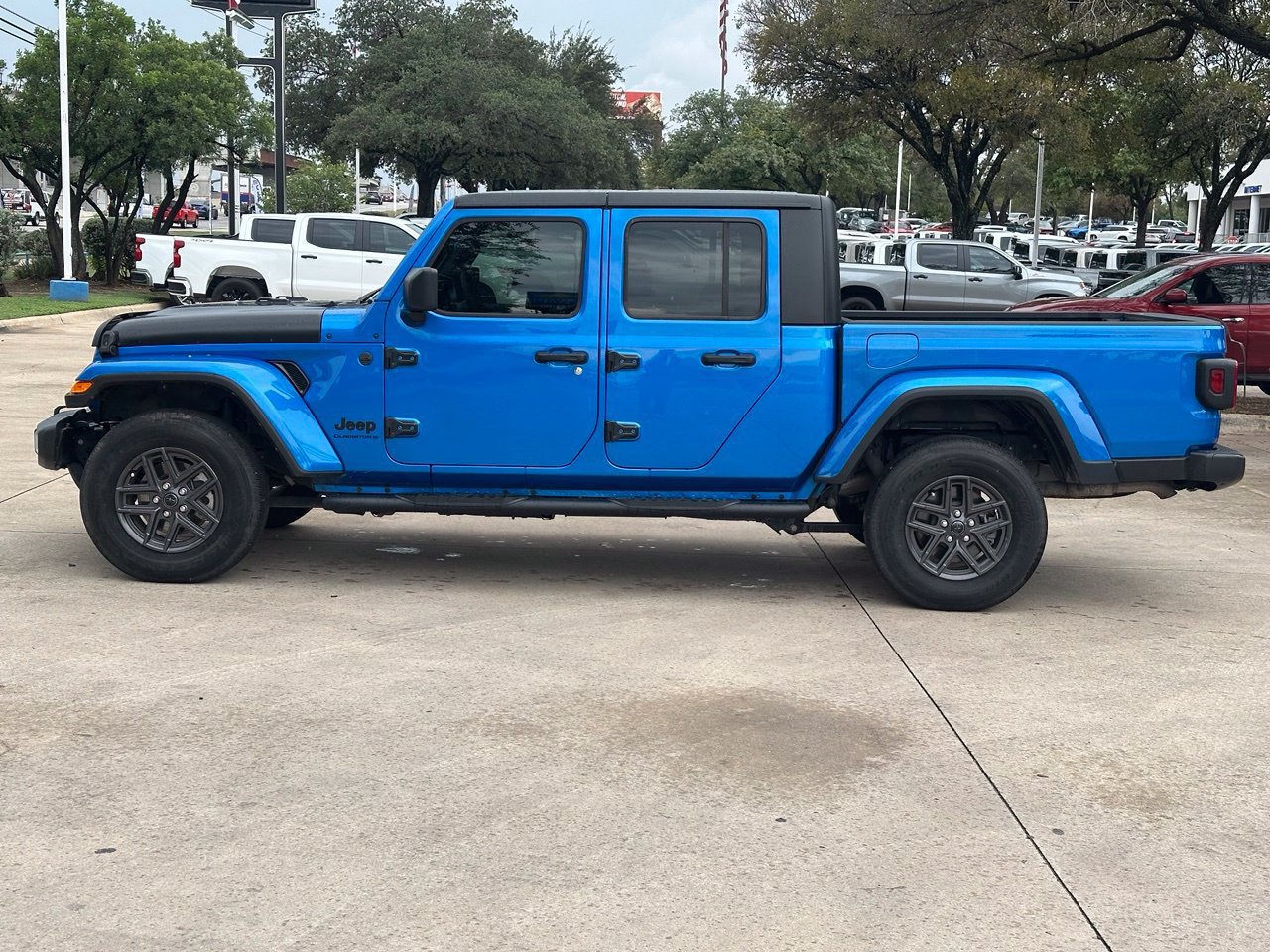 Used 2024 Jeep Gladiator Sport AWD/4WD image 2