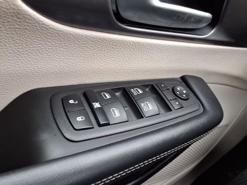 Used 2023 Chrysler Pacifica Touring-L FWD image 21