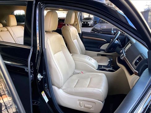 Used 2017 Toyota Highlander Limited image 8