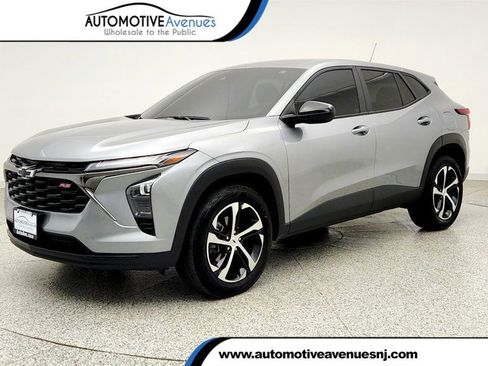 Used 2025 Chevrolet Trax RS w/ Driver Confidence Package FWD image 1