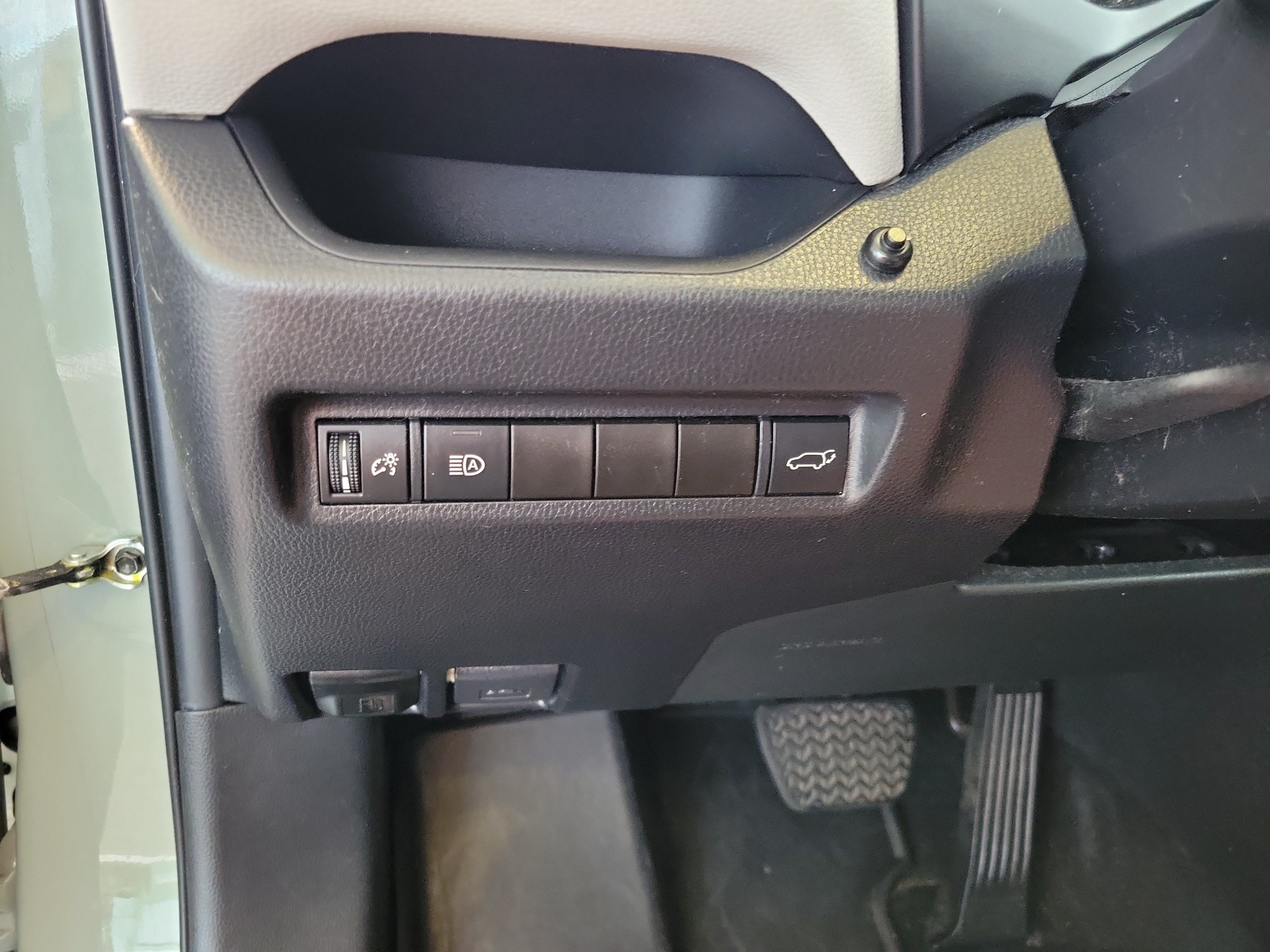 Used 2022 Toyota RAV4 XLE w/ Convenience Package FWD image 15