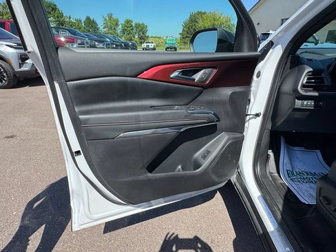 Used 2025 Chevrolet Traverse Z71 AWD/4WD image 12