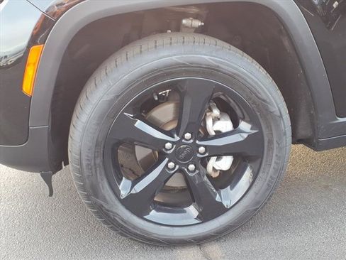 Used 2023 Jeep Grand Cherokee Limited w/ Black Appearance Package image 30