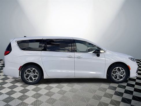 Used 2024 Chrysler Pacifica Limited image 5