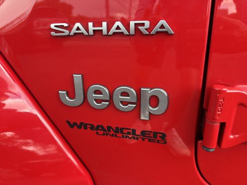 Used 2018 Jeep Wrangler Unlimited Sahara w/ LED Lighting Group AWD/4WD image 10