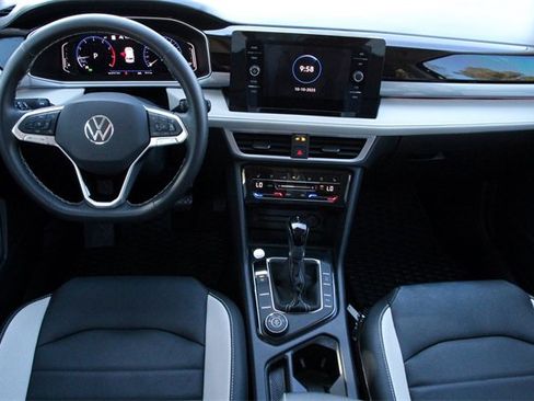 Certified 2025 Volkswagen Taos SEL image 15