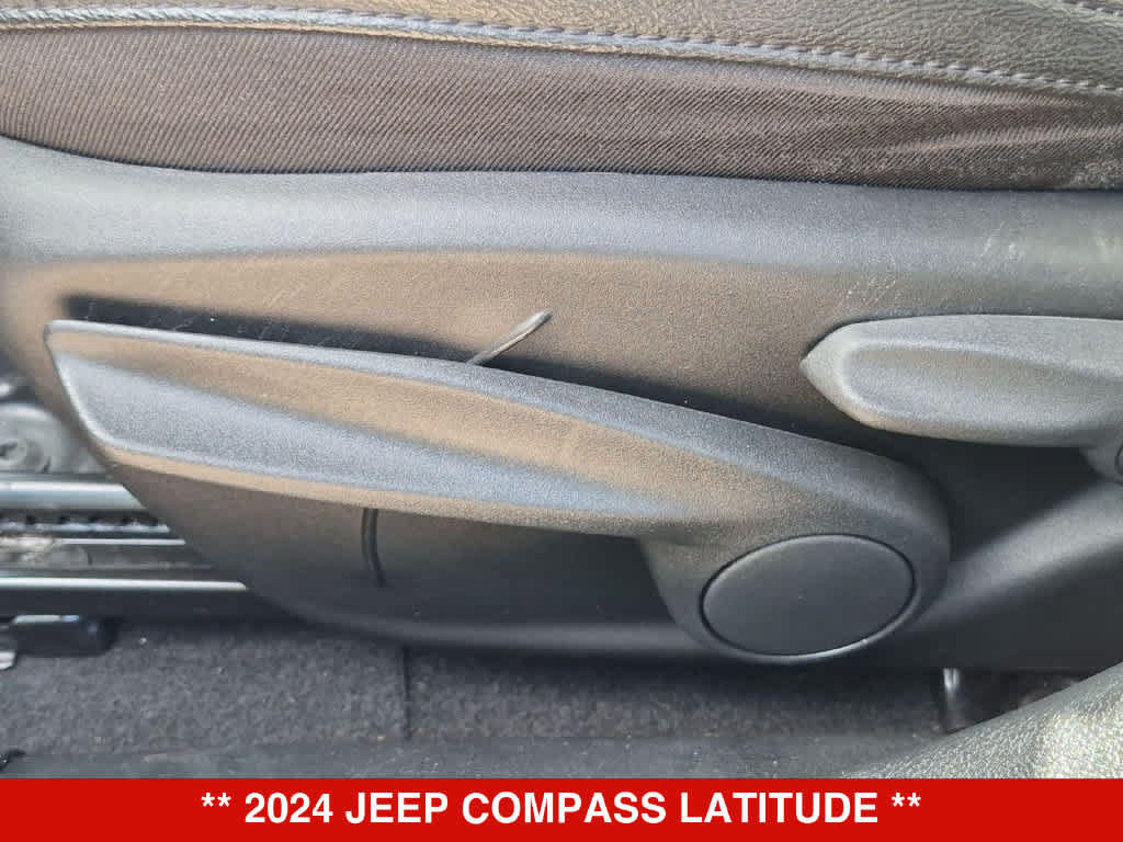 Used 2024 Jeep Compass Latitude AWD/4WD image 16