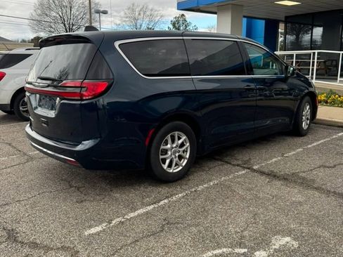 Used 2023 Chrysler Pacifica Touring-L image 6