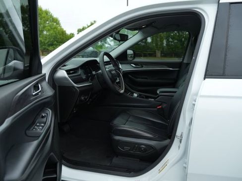 Used 2023 Jeep Grand Cherokee L Limited AWD/4WD image 12