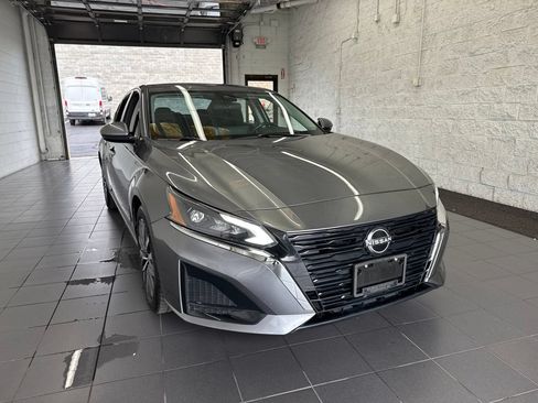 Used 2023 Nissan Altima 2.5 SV w/ SV Premium Package FWD image 2