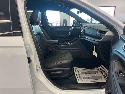 New 2025 Jeep Grand Cherokee Altitude image 28