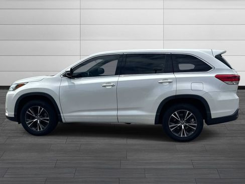 Used 2018 Toyota Highlander LE FWD image 9