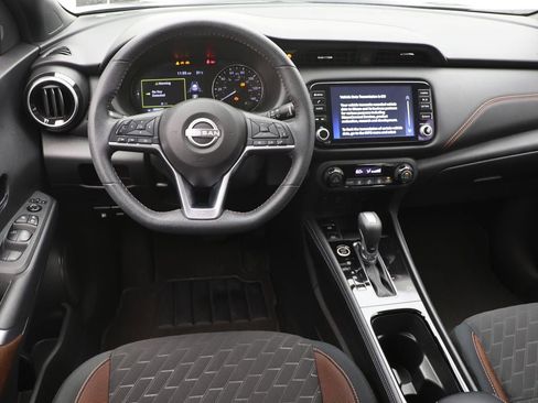 Used 2024 Nissan Kicks SR image 12