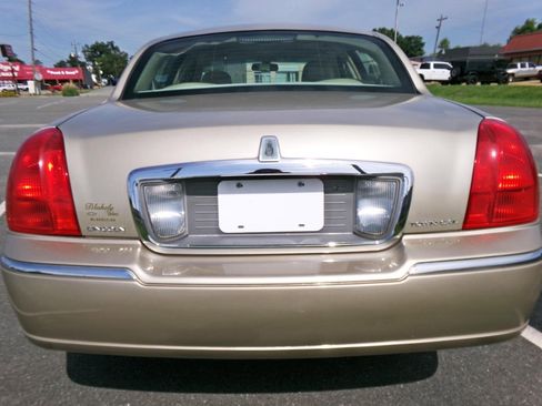 Used 2007 Lincoln Town Car Signature RWD image 4