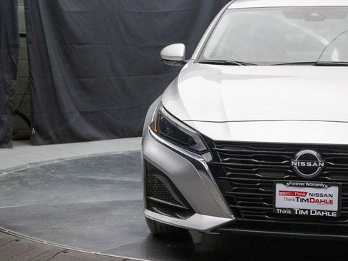 Used 2023 Nissan Altima 2.5 SV w/ SV Premium Package image 5