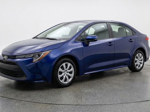 Used 2025 Toyota Corolla LE FWD image 3