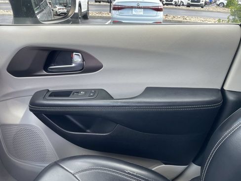 Used 2020 Chrysler Voyager Lxi FWD image 19