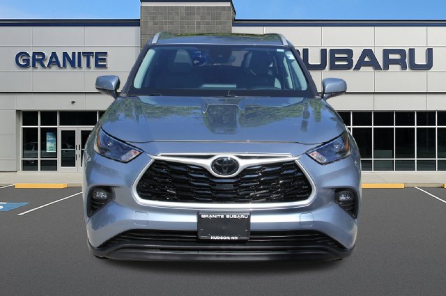 Used 2022 Toyota Highlander XLE AWD/4WD image 4