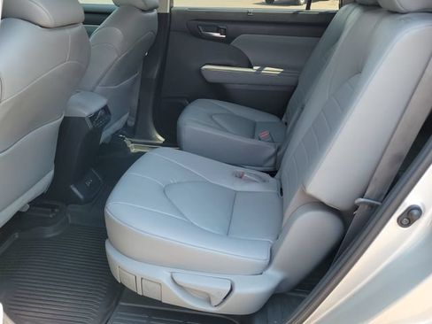 Used 2023 Toyota Highlander XLE AWD/4WD image 8