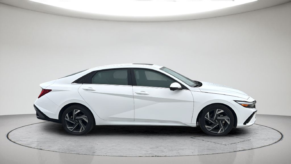 Used 2024 Hyundai Elantra Limited FWD image 8
