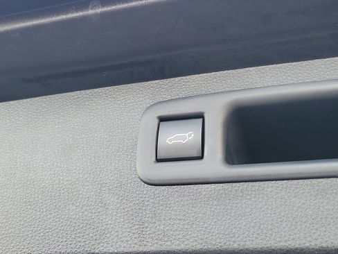 Certified 2021 Toyota Highlander LE image 9