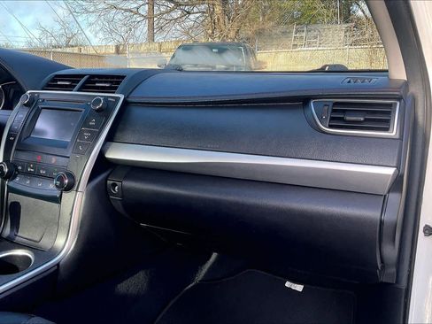 Used 2016 Toyota Camry SE image 18