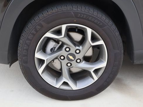 Used 2025 Chevrolet Trax LT FWD image 30