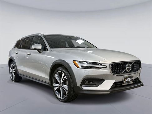 Used 2023 Volvo V60 B5 Cross Country Plus w/ Climate Package image 9