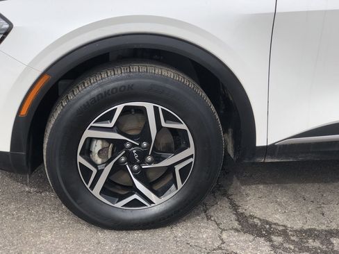 Used 2023 Kia Sportage LX image 2