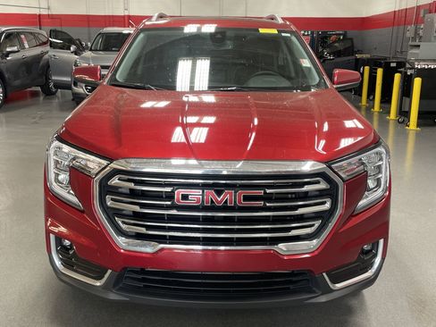 Used 2024 GMC Terrain SLT AWD/4WD image 3