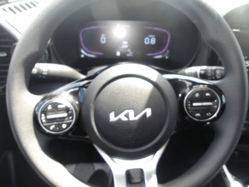 Used 2025 Kia Soul S FWD image 16