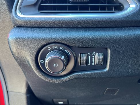 Used 2026 Chrysler Pacifica Limited w/ Uconnect Theater Family Group image 16