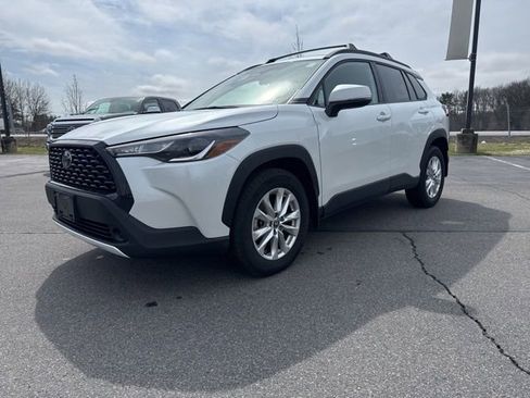 Used 2024 Toyota Corolla Cross LE image 3